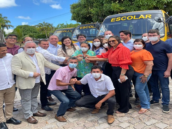 Pau dos Ferros recebe três ônibus escolares para e ampliam a frota do município