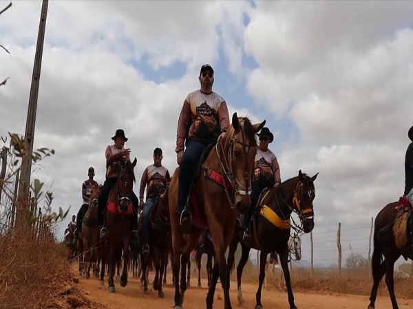 O Vaqueiro Descansa Seu Cavalo Na Frente De Uma Igreja Velha Na área Rural  De New Mexico Fotografia Editorial - Imagem de rancho, rural: 98899507